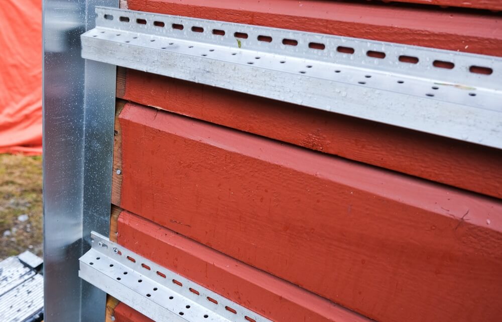 Aluminiumskinner for montering av fasadeskifer
