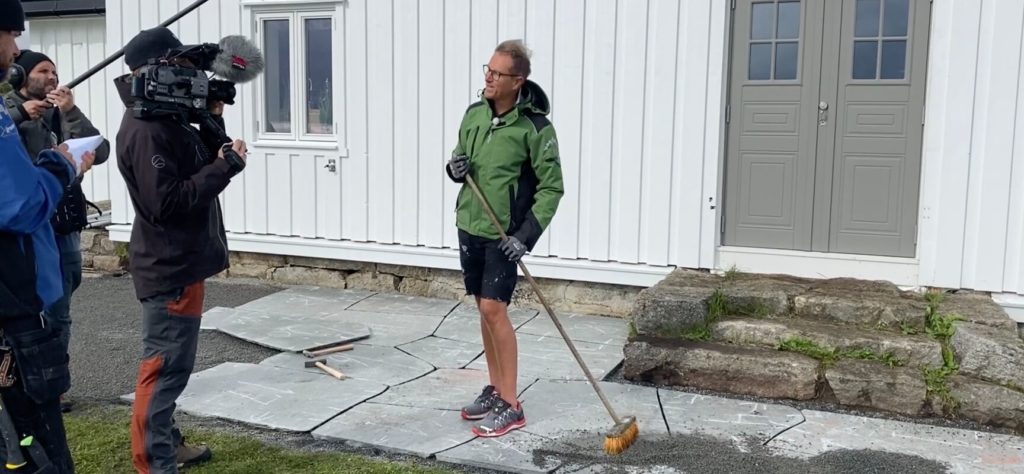 Halvor Bakke feier skifer gulvet ute på Eventyrlig Oppussing filming av Andøya episode