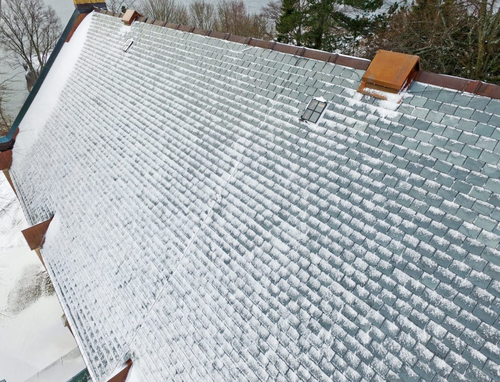 Ny takskifer på Larvik kirke etter 156 år! Stoneart