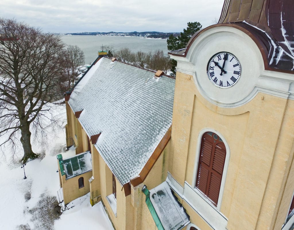 Ny takskifer på Larvik kirke etter 156 år! Stoneart