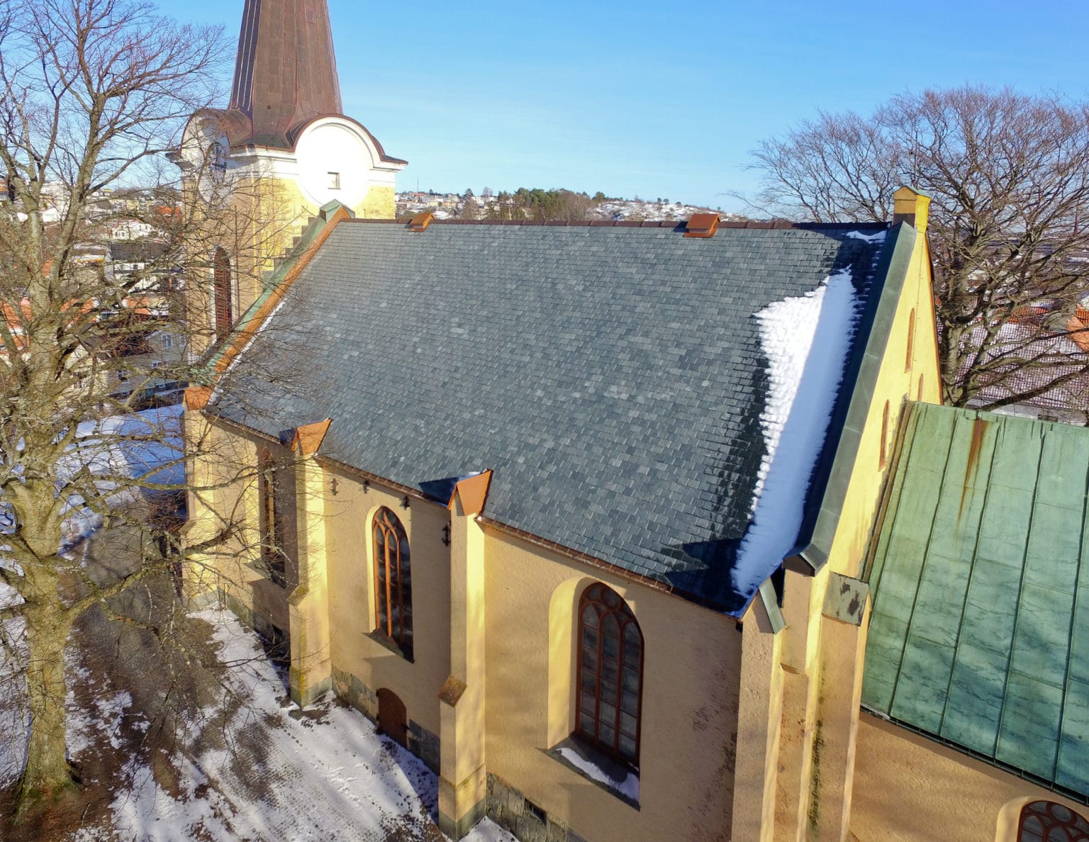 Ny takskifer på Larvik kirke etter 156 år! Stoneart