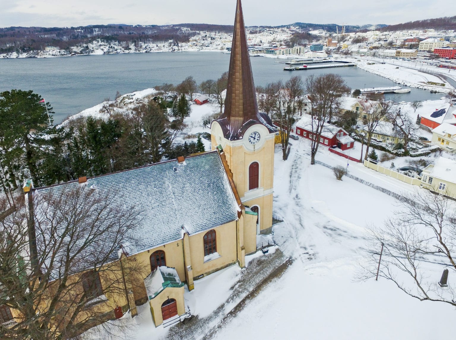 Ny takskifer på Larvik kirke etter 156 år! Stoneart