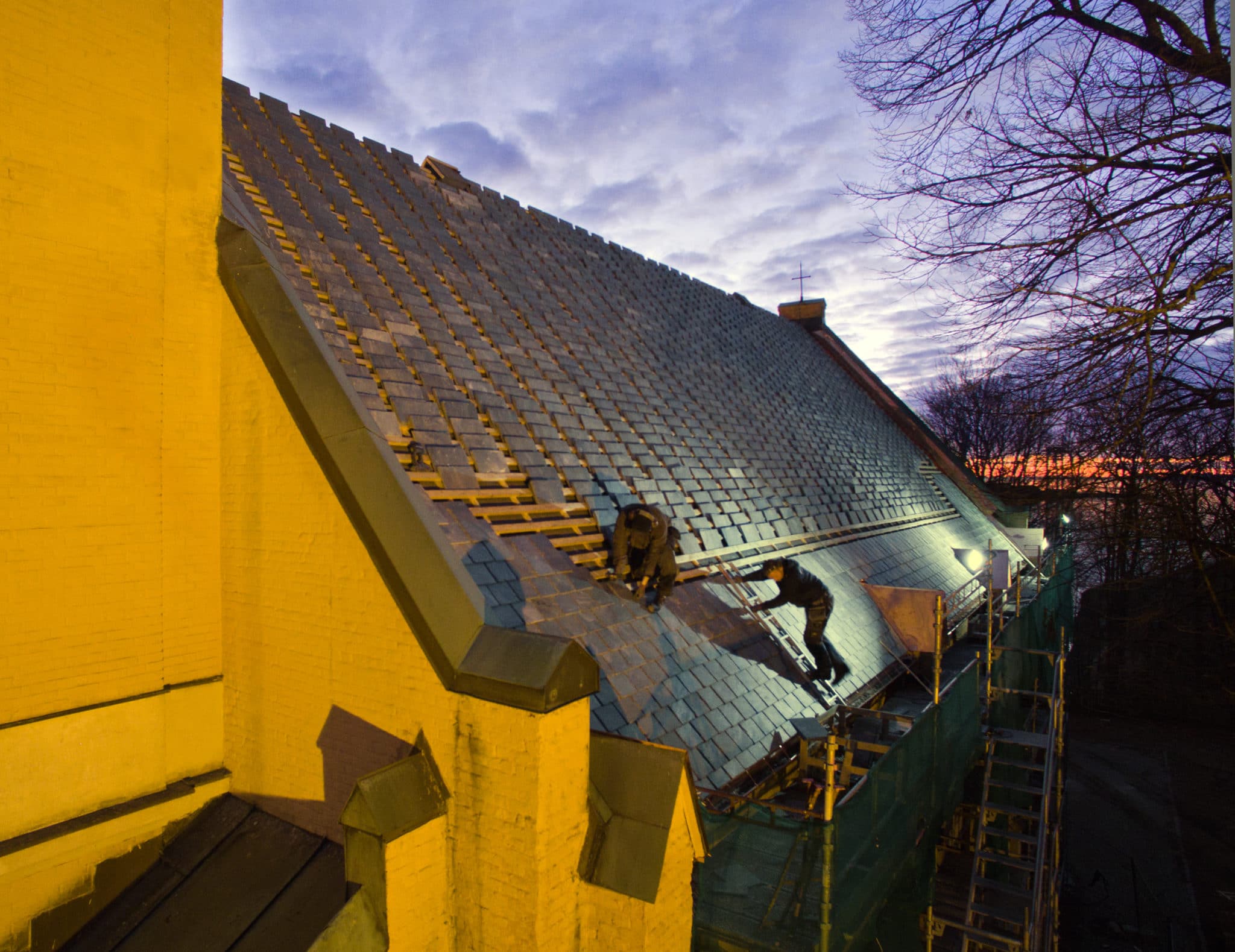 Ny takskifer på Larvik kirke etter 156 år! Stoneart
