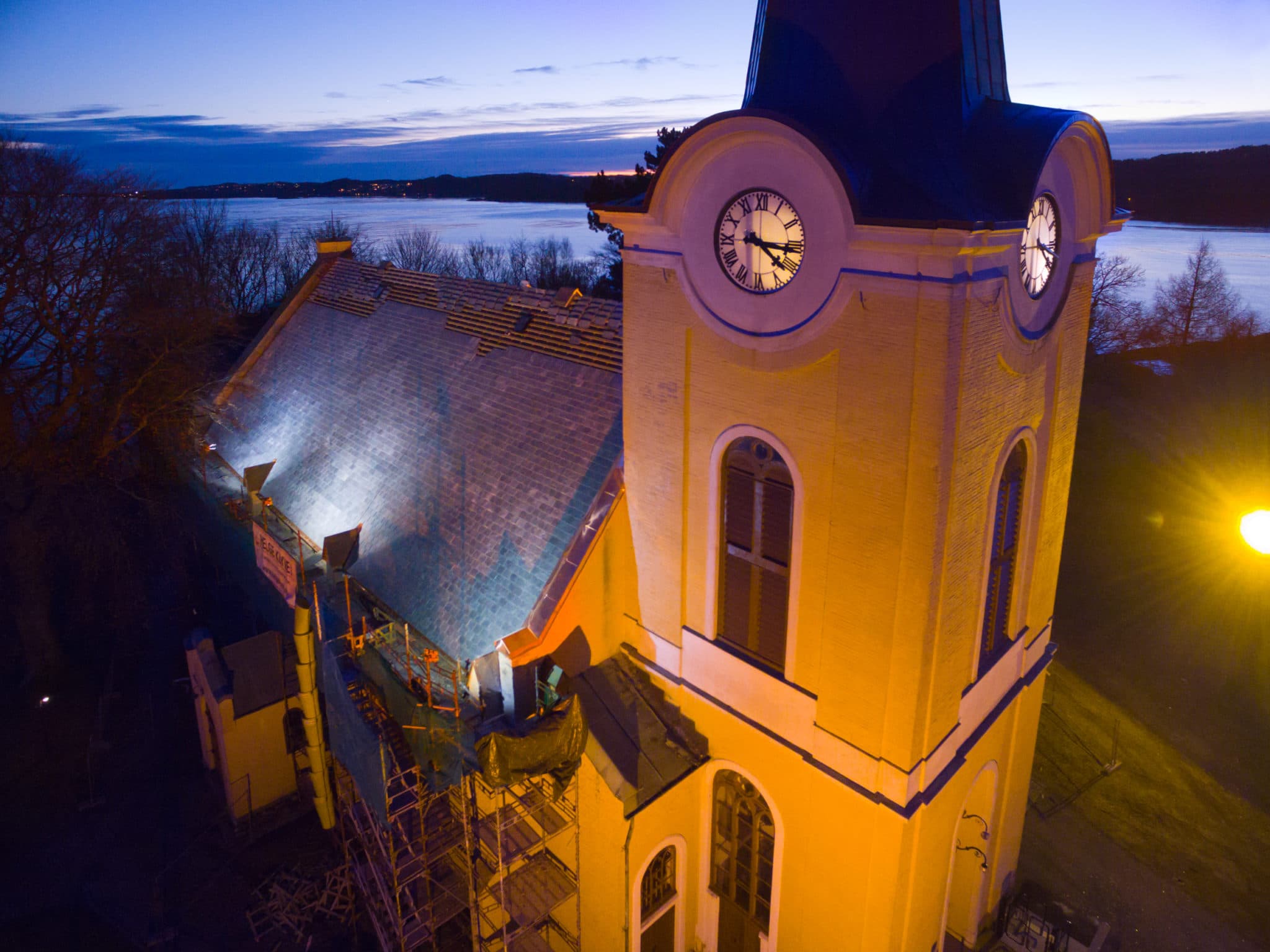 Ny takskifer på Larvik kirke etter 156 år! Stoneart