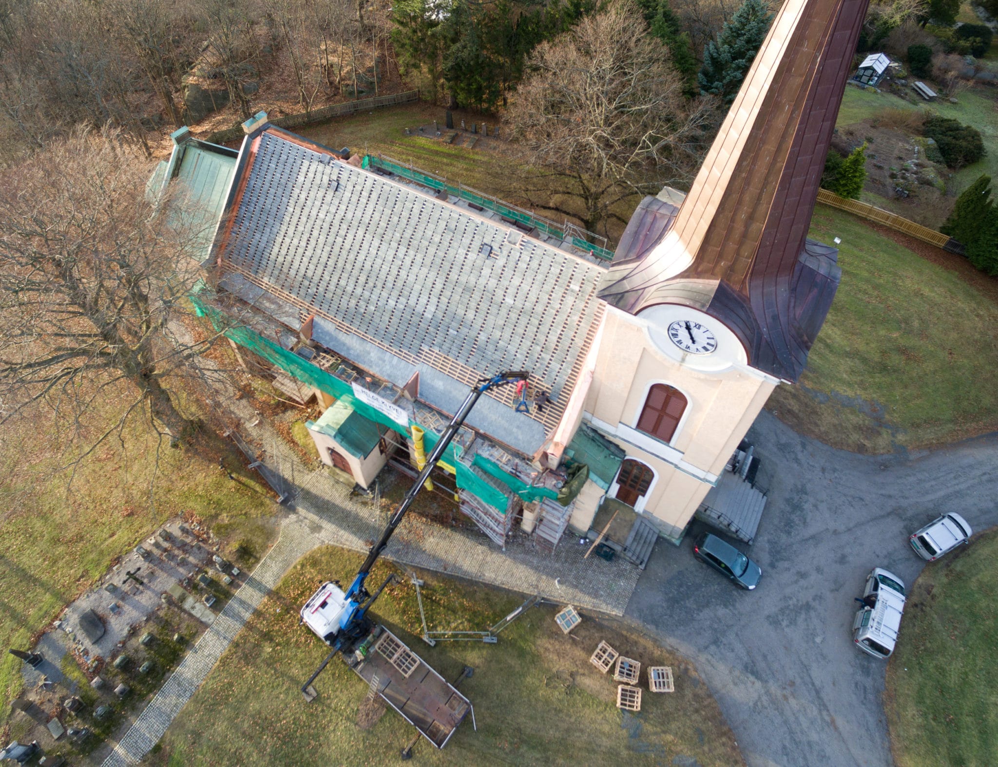 Ny takskifer på Larvik kirke etter 156 år! Stoneart