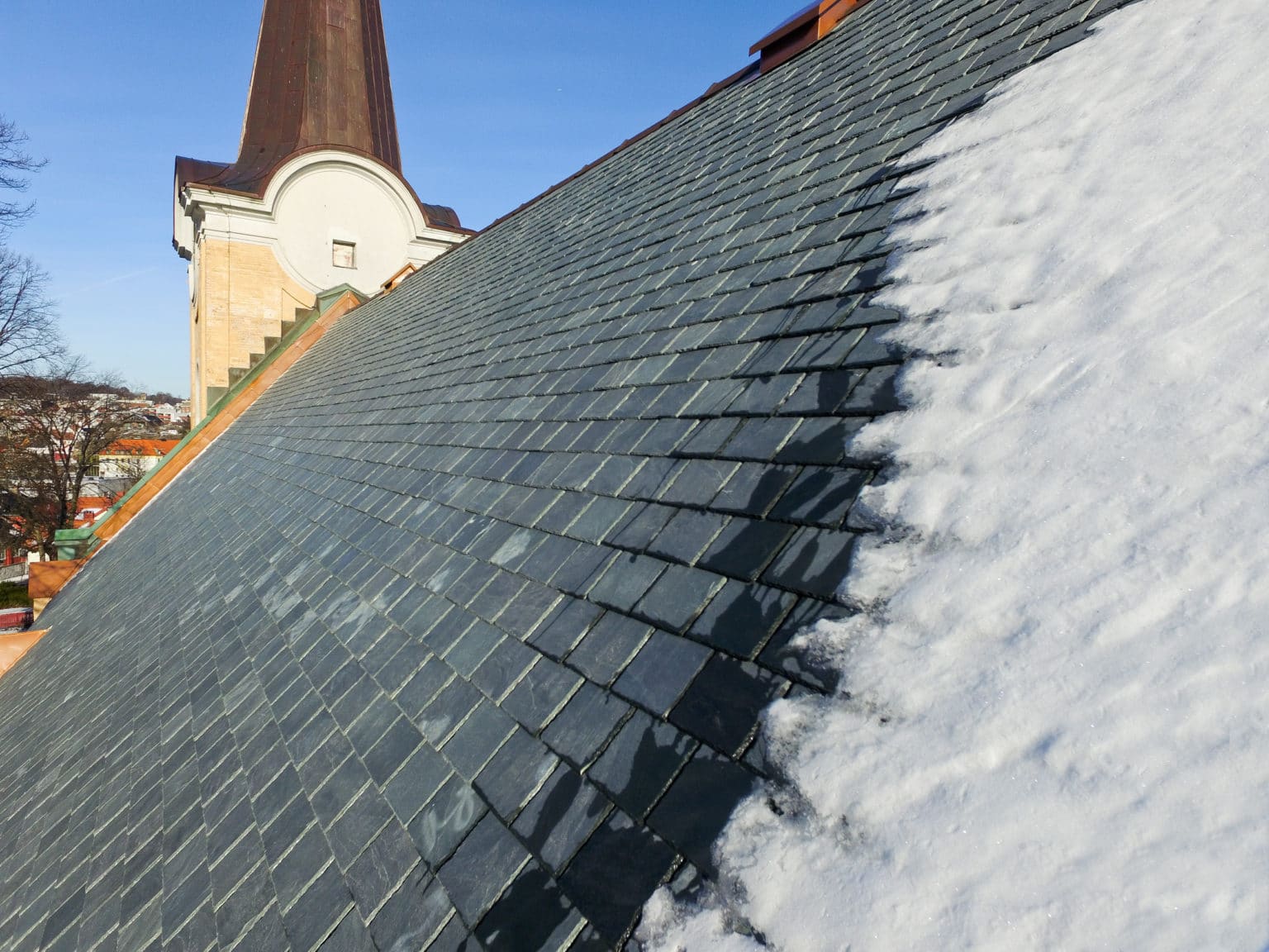 Ny takskifer på Larvik kirke etter 156 år! Stoneart