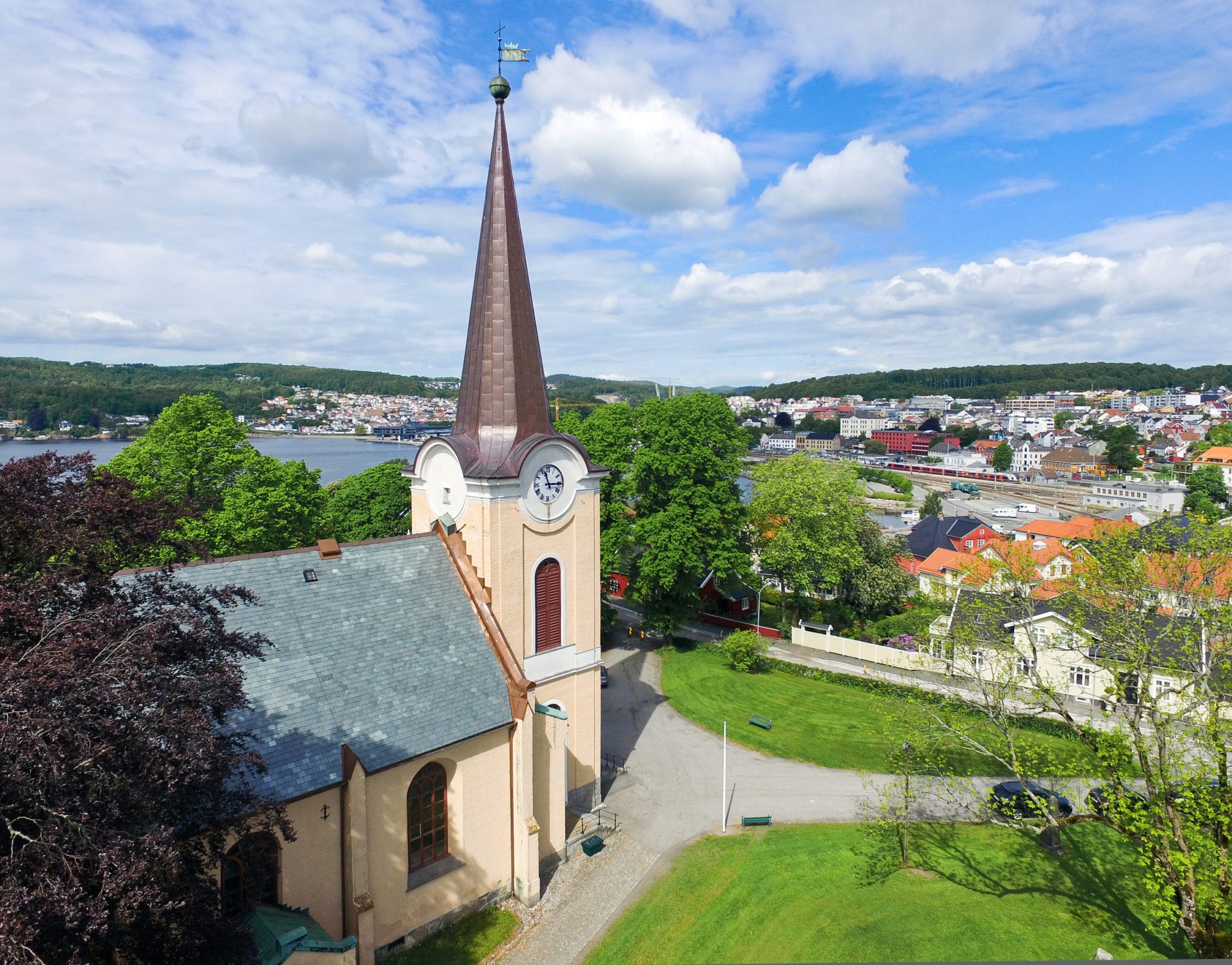 Ny takskifer på Larvik kirke etter 156 år!