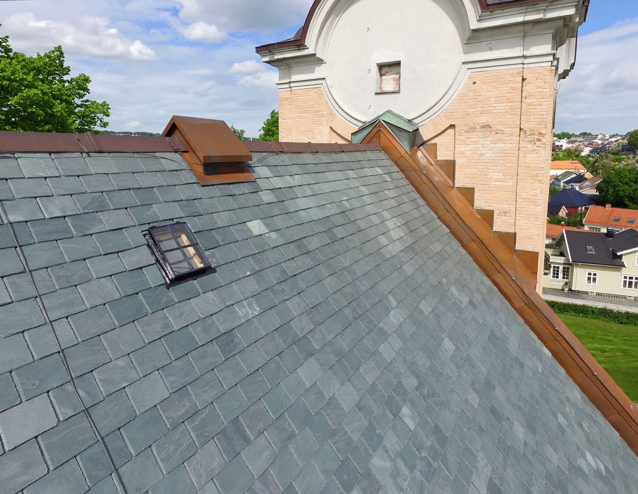 Ny takskifer på Larvik kirke etter 156 år! Stoneart