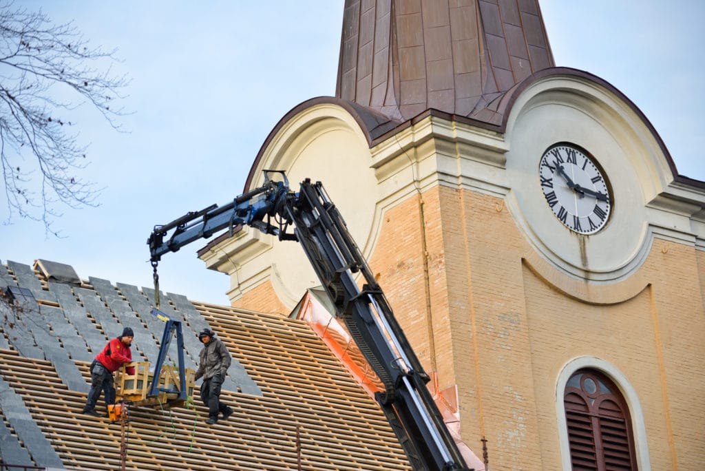 Ny takskifer på Larvik kirke etter 156 år! Stoneart