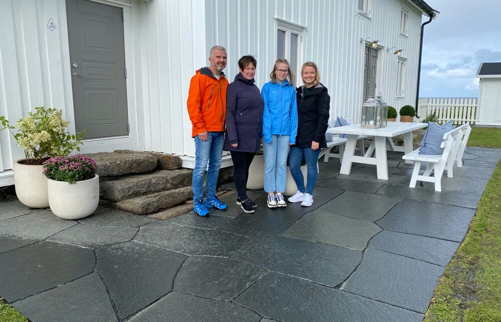 Fornøyde eiere utafor huset sitt ved Andøya (fra Eventyrlig Oppussing innspilling)