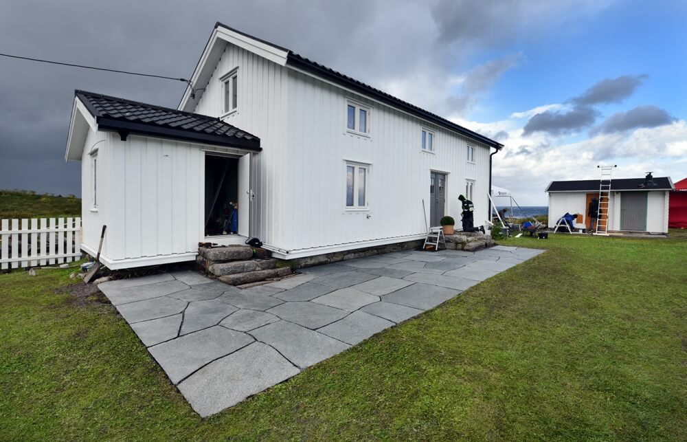 Ferdigresultat av huset på Andøya - med skifer uteplass i opphold