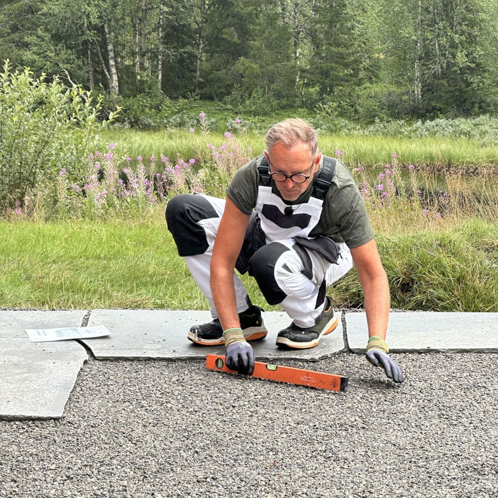 Med rett grus og tykkelsesjustert skifer er jobben enkel