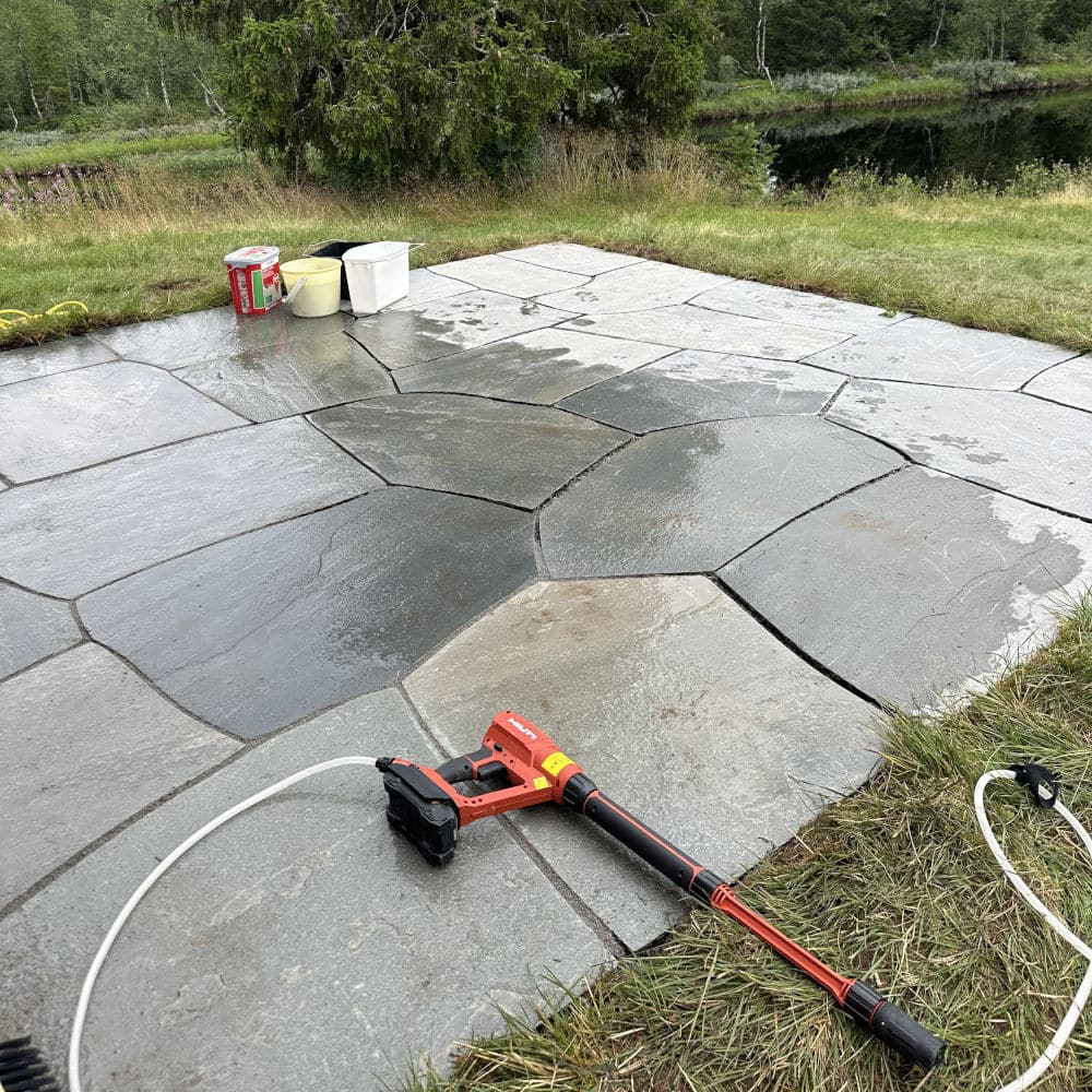 Uteplassen er vasket og fuget med Rompox Ecofine