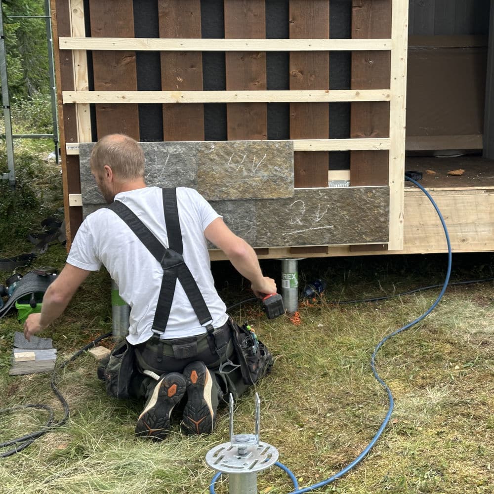 Det er overlapp på hellene sånn at skruene ikke synes