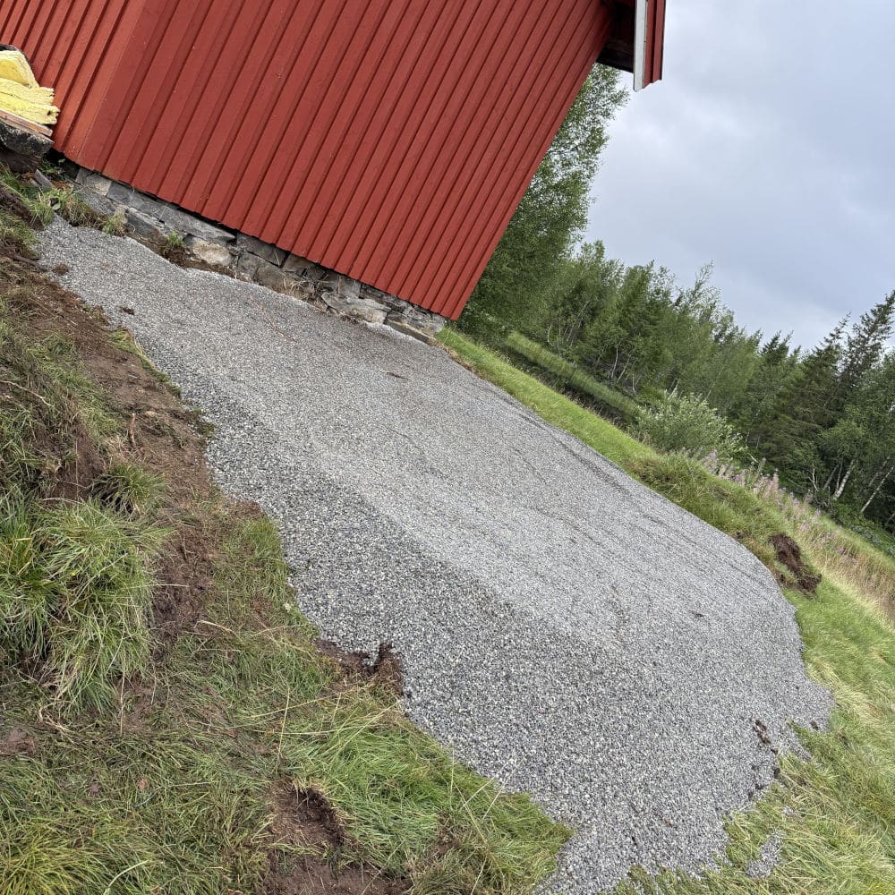 Det ble lagt grus som underlag 2/4