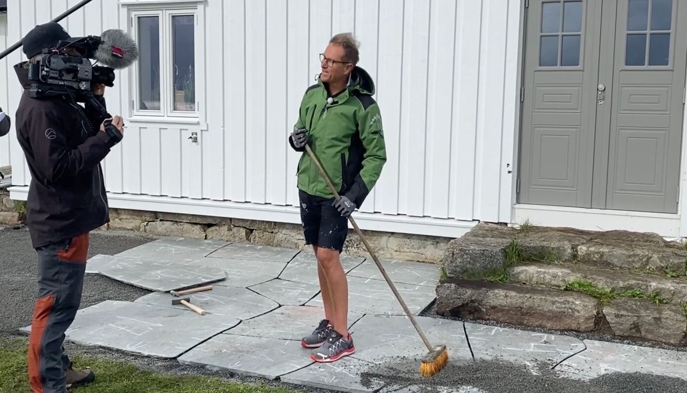 Halvor Bakke feier skifer gulvet ute på Eventyrlig Oppussing filming av Andøya episode